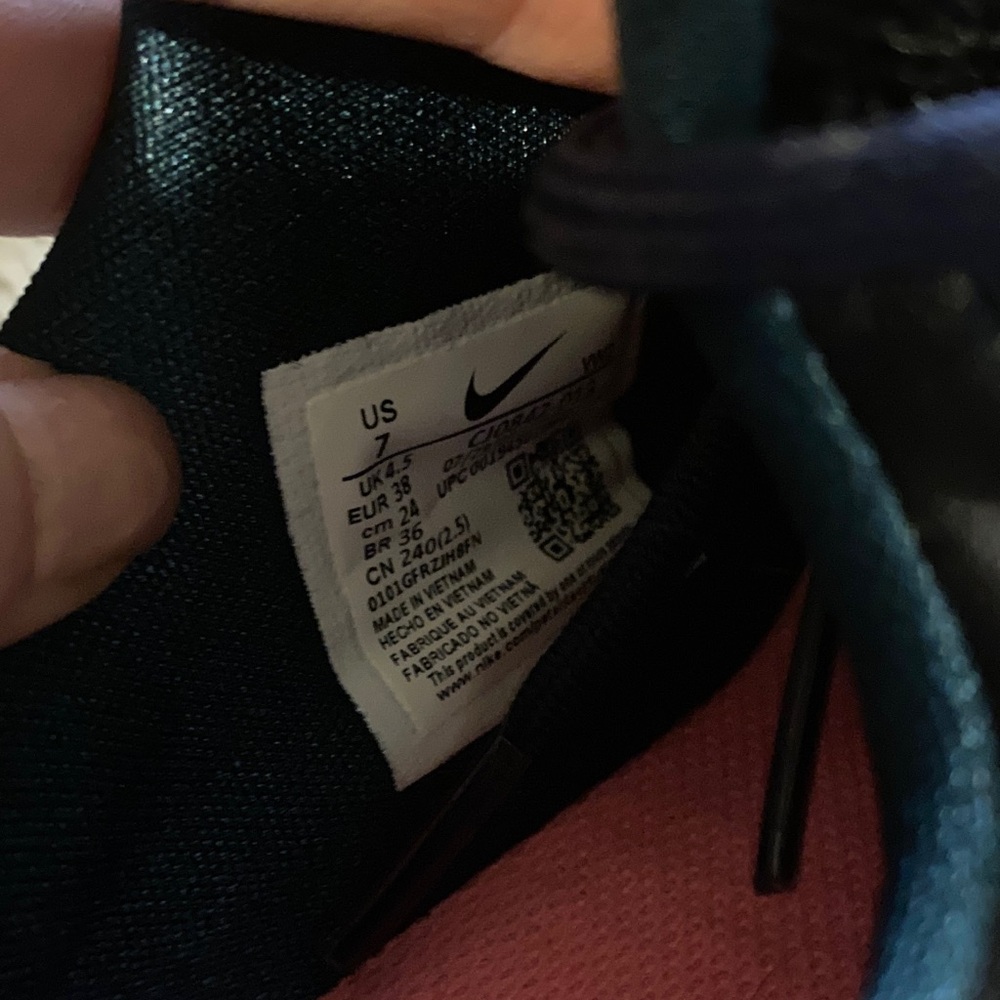 Nike Women’s Black and Blue Athletic Shoes - Picture 7 of 7